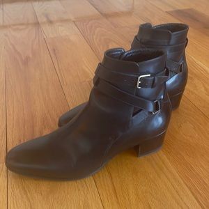 Yves Saint Laurent booties black size 40